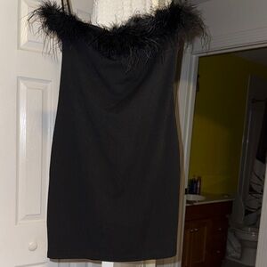 Strapless body con Black Feather-Trim Dress